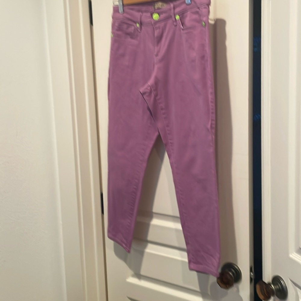 Amazing skinny leg Fuscia/lavender pant with fun green button detail